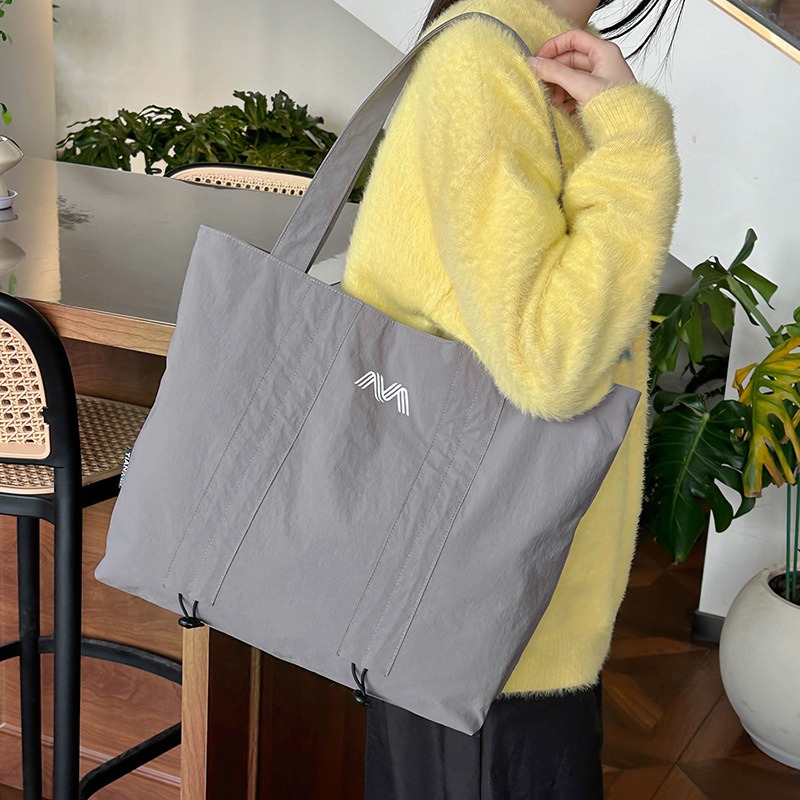 Fashionable and versatile women's 2025 Spring new Nylon fabric bag, large capacity casual single-shoulder underarm tote bag, trendy Application Scenario