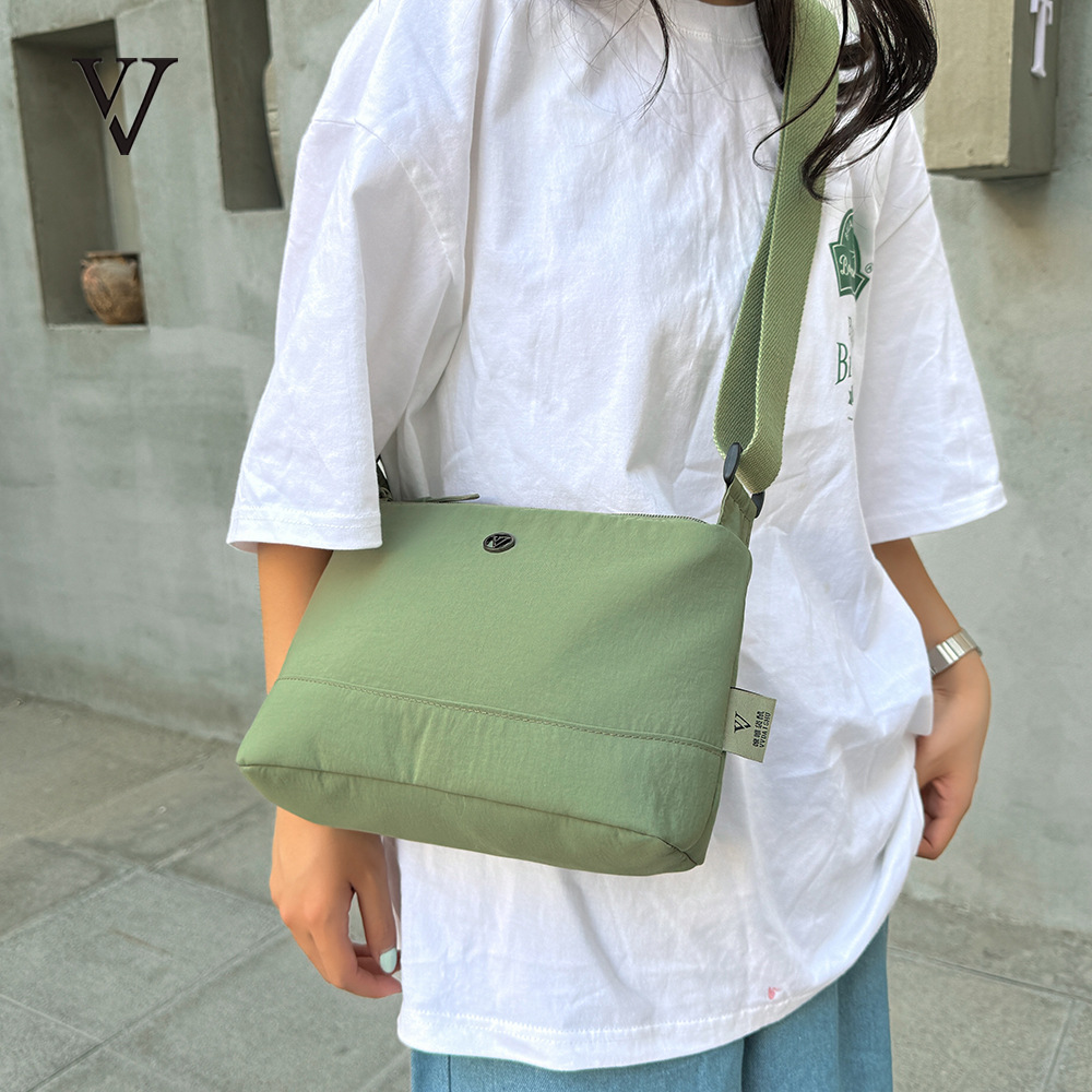 A new Japanese casual crossbody bag, a versatile multi-layered storage single-shoulder bag for women's cross-border travel, and a large-capacity student tote bag details Picture