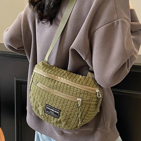 Stylish underarm texture crossbody women's bag 2025 New solid color retro fresh style fashionable design single-shoulder crossbody bag details Picture