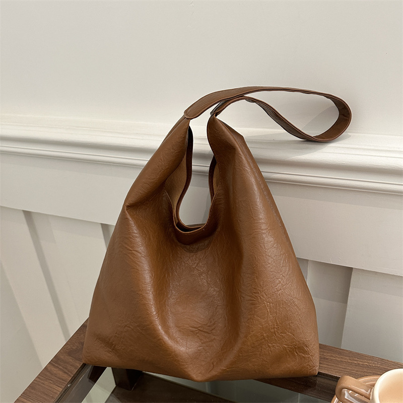 Textured oil leather, large-capacity, lazy style, soft surface, solid color, retro single-shoulder bag, winter casual commuting underarm tote bag full figure