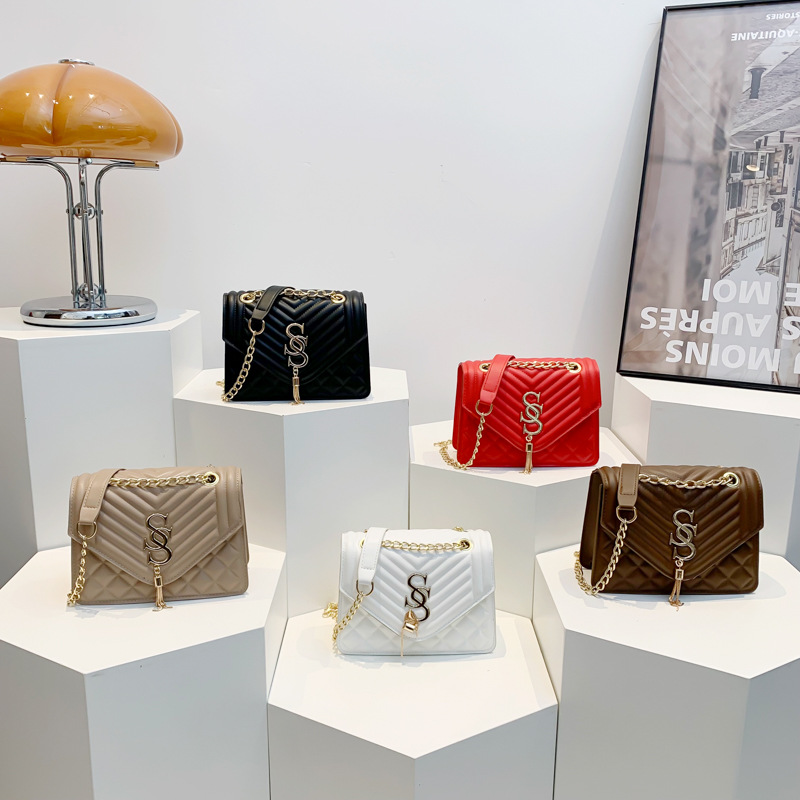 The diamond-shaped chain bag for women in 2024, a new large-capacity small square bag, is versatile for commuting and a trendy single-shoulder crossbody bag Application Scenario