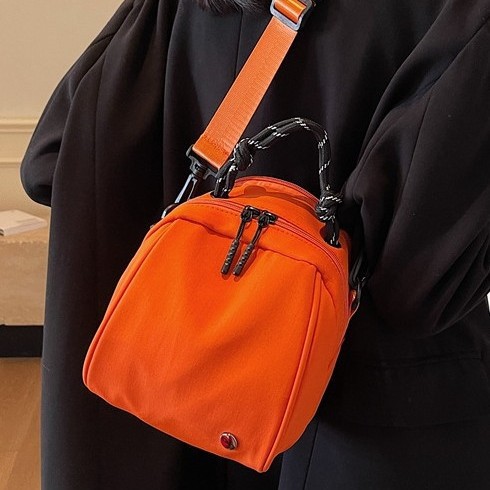 The new lightweight and waterproof nylon small shell bag is a simple design for women. It is a double-zipper single-shoulder crossbody bag that is both artistic and trendy Application Scenario