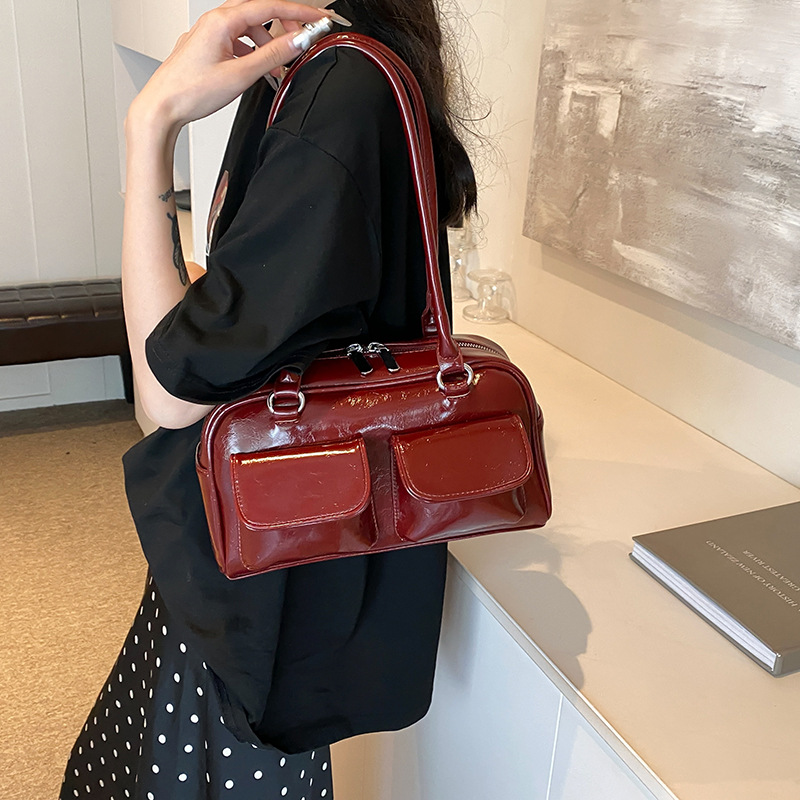 The 2025 new Korean version of a niche commuting large-capacity hand-held underarm bag with a small pocket design is fashionable and versatile Specification drawing