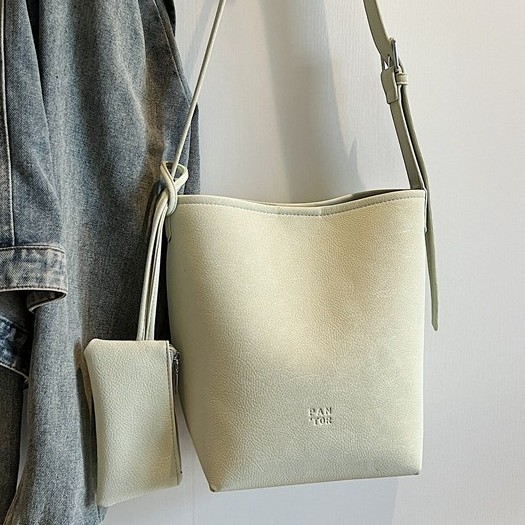 Cross-border 2025 Spring/Summer solid color large-capacity women's new fashionable and versatile commuting Korean retro tote bag details Picture