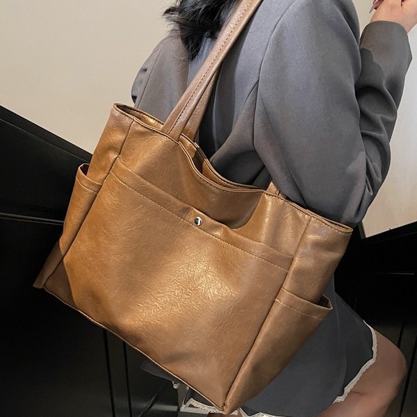 Fashionable and casual large-capacity handbag, new Spring 2025 style, trendy and simple single-shoulder bag, commuting crossbody large bag full figure