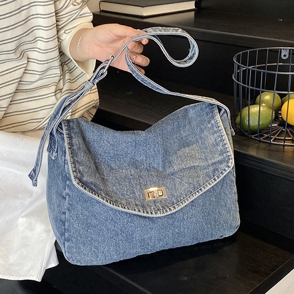 Japanese-style Hong Kong-style retro denim bag, flip-top postman's eye-catching light bag, female artistic student crossbody bag details Picture