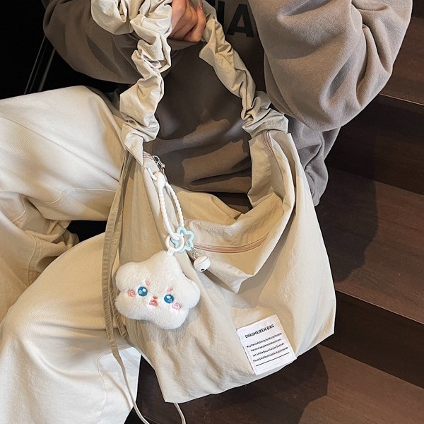 A new cream candy-colored single-shoulder canvas bag for spring and summer, with a large-capacity handbag, mommy bag and underarm bag Application Scenario