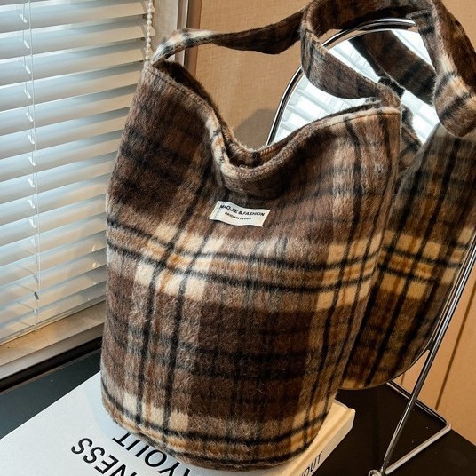 Korean woolen bucket bag for women, 2024 new winter large-capacity checkered single-shoulder bag, retro and trendy crossbody bag Specification drawing