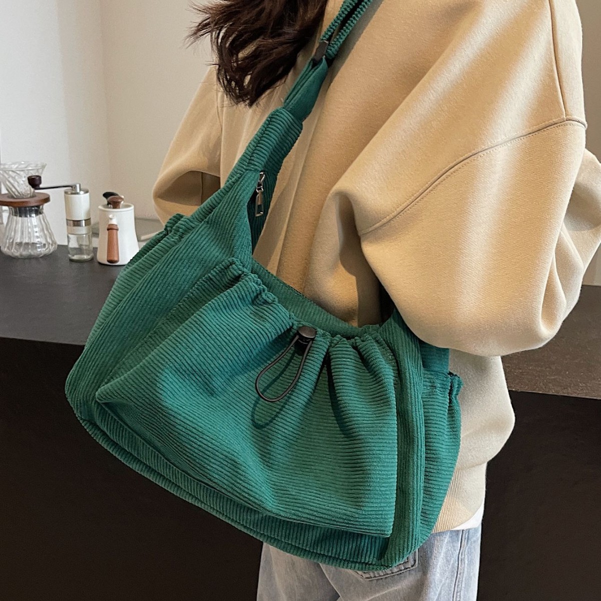 This is a new 2024 autumn retro style casual and versatile Tote large-capacity solid color single-shoulder crossbody corduroy bag for women Specification drawing