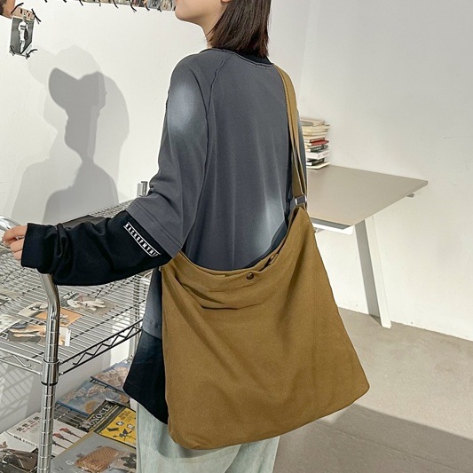 Japanese-style simple canvas bags for men and women, cool large-capacity hand-held shoulder bags, casual student class Korean-style crossbody bags full figure