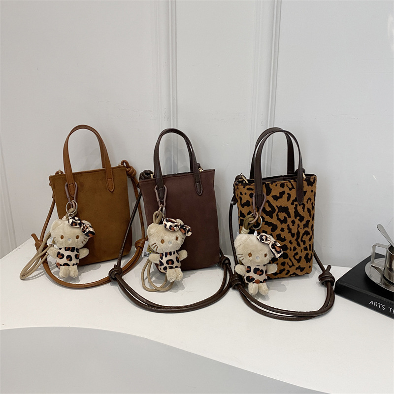 A retro and niche leopard print bag for women in 2024, a versatile crossbody bag with a textured suede and velvet surface Application Scenario