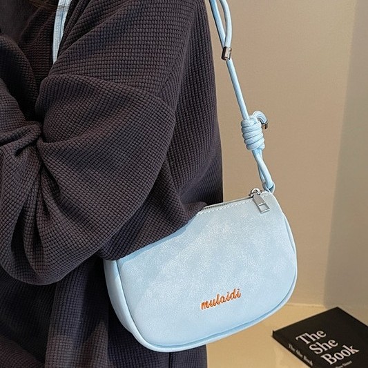This is a best-selling Korean new trend series of fashionable and simple single-shoulder casual and versatile women's crossbody bag with a solid color design Application Scenario