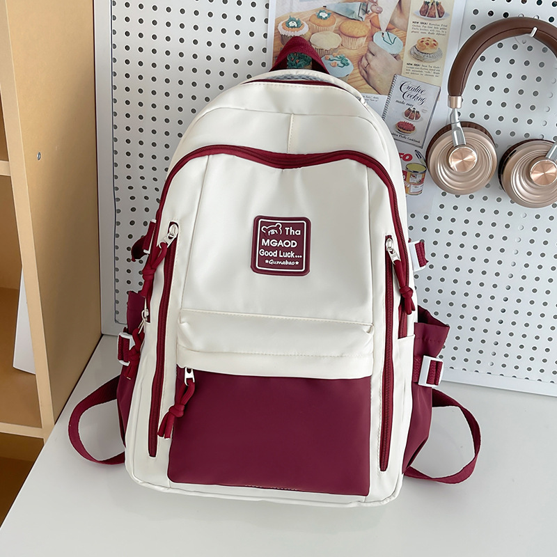 The new color-blocking multi-purpose and versatile backpack is a fashionable and casual one with a large capacity. It can be carried by junior high school, senior high school and college students on both shoulders Application Scenario