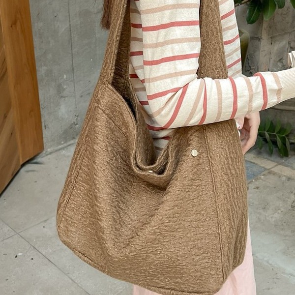 2024 New Korean InS-style plush rolled-out large-capacity single-shoulder armpit bag, crossbody bag, versatile handbag details Picture