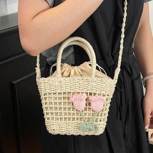 A new fashion single-shoulder crossbody bag for women in 2025, featuring straw and flower weaving. It is a French high-end hand-held bucket bag Specification drawing