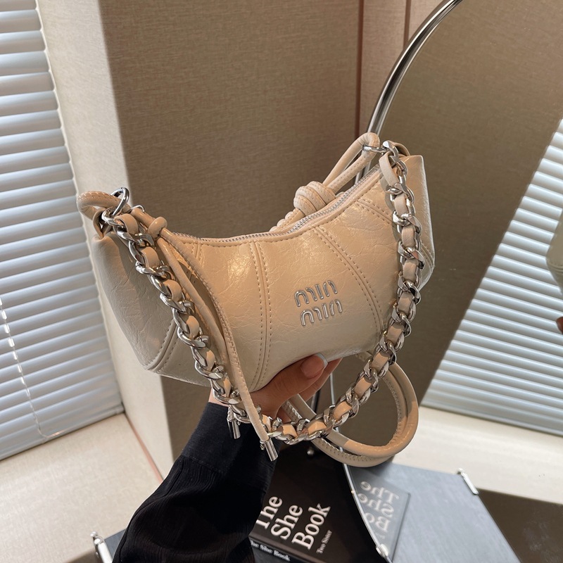 The 2024 new Korean-style niche horn bag is a high-end, simple and versatile shoulder bag with a fashionable commuting chain crossbody details Picture
