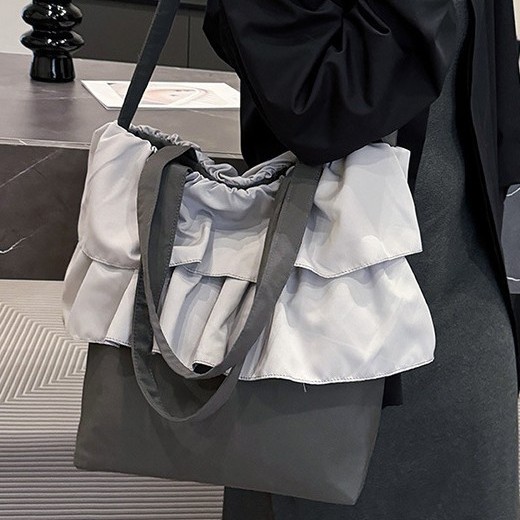 This is a new Instagram bag with a girlish style that can be both sweet and salty. It is a cute, large-capacity single-shoulder bag with ruffles on both sides Application Scenario