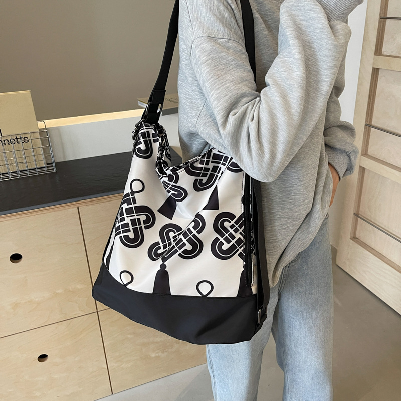 Cross-border wholesale women's bags, outdoor travel Chinese-style single-shoulder tote bags, large-capacity Chinese knot multi-functional backpacks Specification drawing
