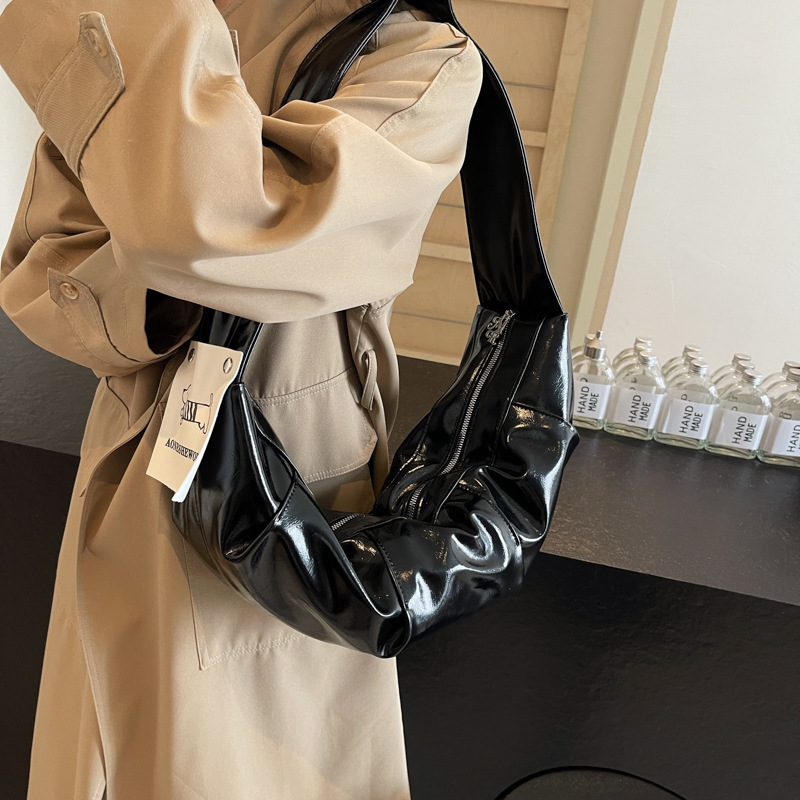This year, niche design bags are in fashion. The 2024 new women's bags are stylish and versatile, including crossbody bags, single-shoulder underarm half-moon bags Application Scenario