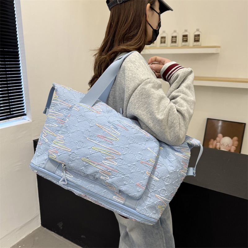 Expandable short-distance travel bag, lightweight large-capacity portable fitness bag for men and women, multi-functional folding luggage storage bag Application Scenario