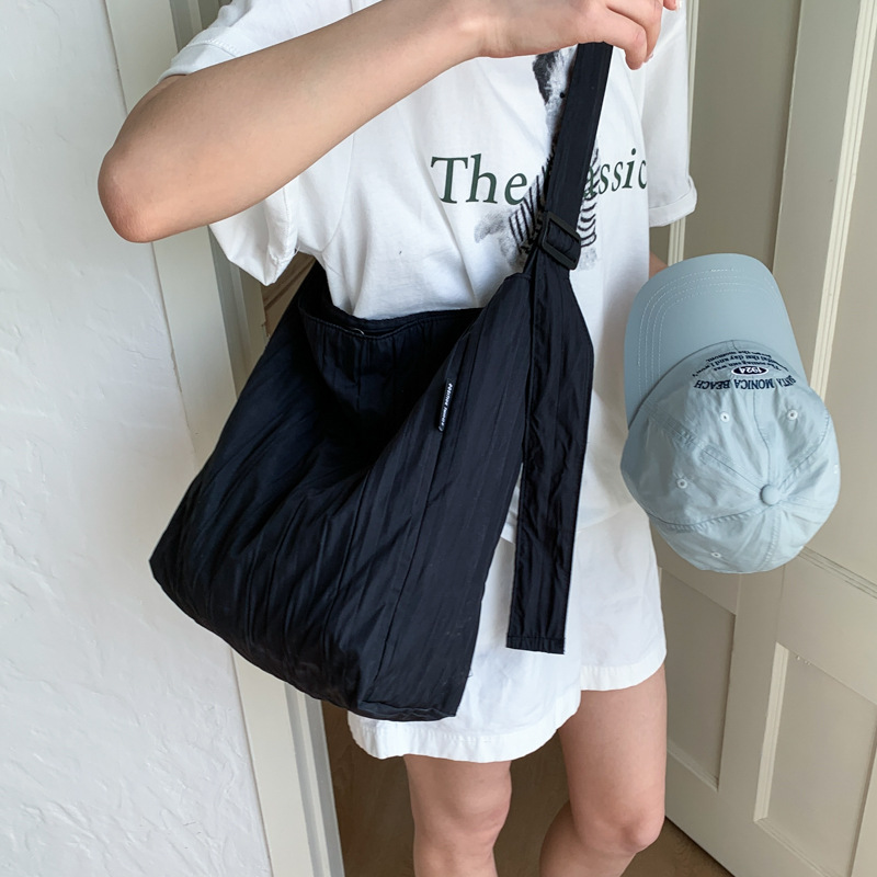 2025 New versatile pleated nylon underarm bag for women, simple and elegant commuting solid color, large capacity single-shoulder bucket bag Application Scenario