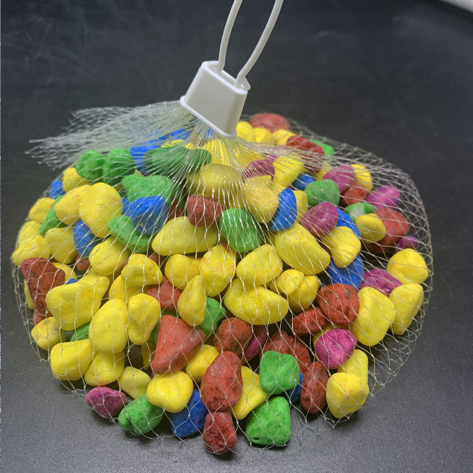 The manufacturer wholesales various small packages of colored pebbles, including five-color stones, gram packs, small bags of colored pebbles and small colored stones Application Scenario