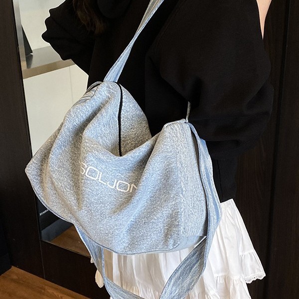 Japanese crossbody bag, trendy and retro messenger bag, men's casual and simple large-capacity denim bag, women's artistic single-shoulder bag Application Scenario