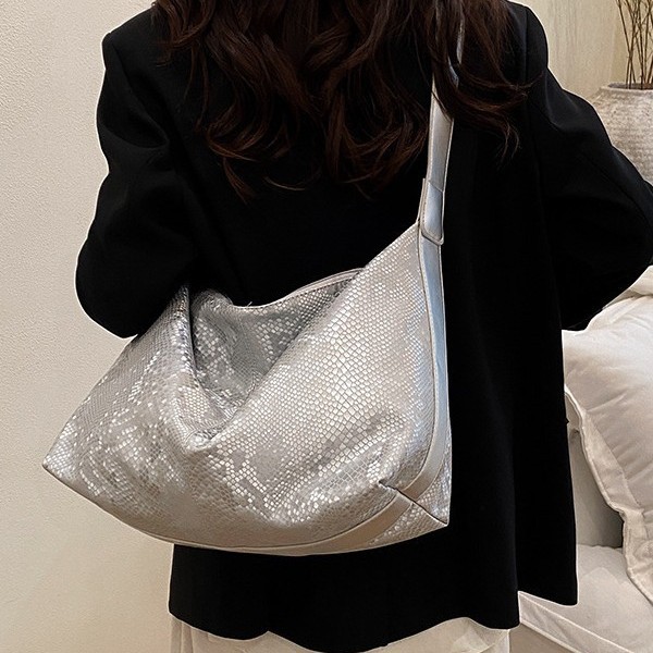 This year, the "Little Chanel Style sequined handbag" is in vogue. It's a new cross-border Korean fashion and laid-back single-shoulder crossbody bag for 2025 Application Scenario