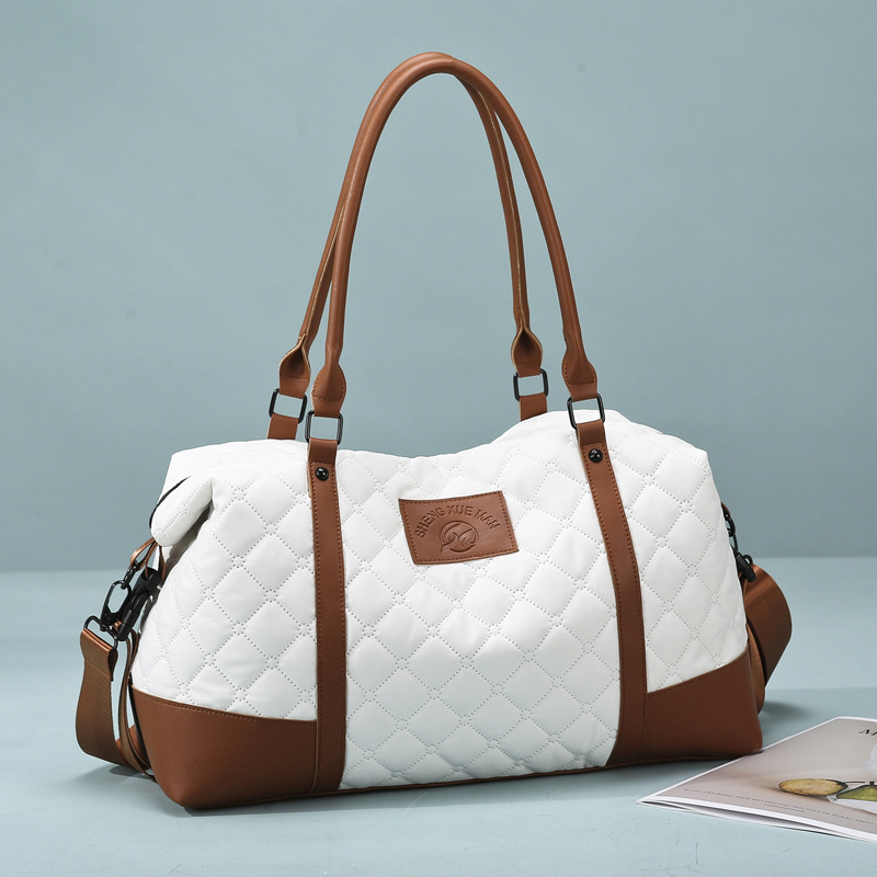 The new large-capacity fitness bag for autumn and winter is lightweight and convenient for business trips. It is a fashionable set for going out and a luggage bag with a handle. It is suitable for foreign trade full figure