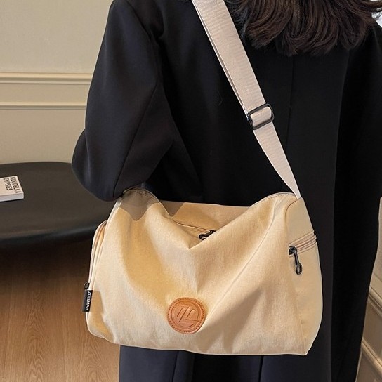 New niche tote bags for autumn and winter, large-capacity, lightweight and casual bucket bags, outdoor sports bags, and simple crossbody bags details Picture