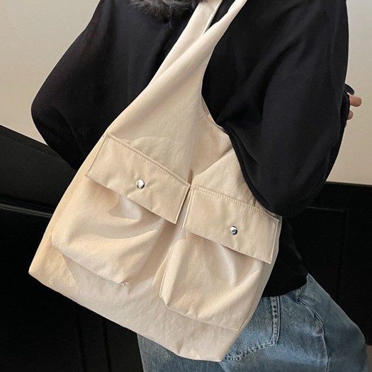 The new spring and summer style tote bag for work and commuting, 2025 large-capacity casual single-shoulder women's bag Application Scenario