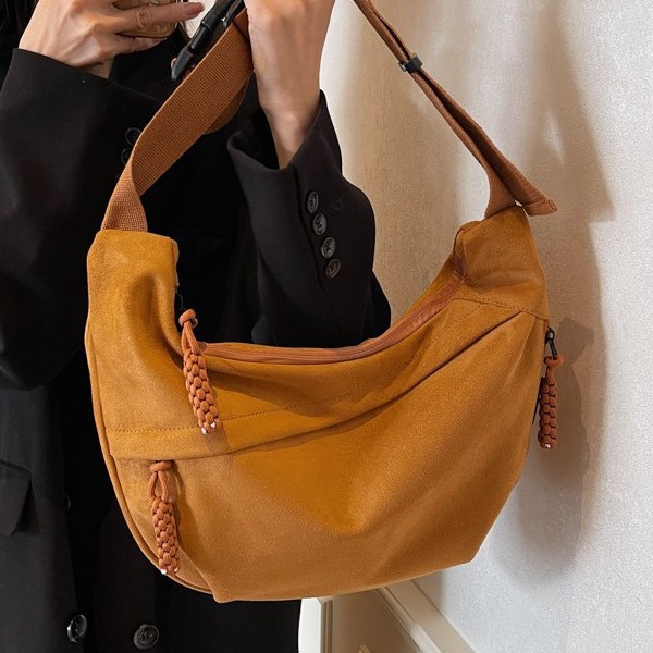 The 2024 new casual large-capacity crossbody bag is a trendy and cute cross-border single-shoulder bag. It's a Korean-style Instagram women's dumpling bag details Picture