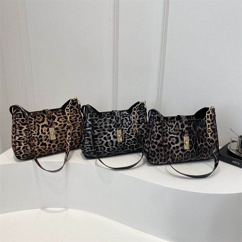 This unique and niche design bag exudes a sense of sophistication for women, is trendy and versatile, and is suitable for daily wear. It is a single-shoulder bag Application Scenario