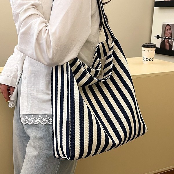 Japanese-style casual and artistic tote bag, ins forest-style contrasting color canvas handbag, trendy and fashionable striped single-shoulder women's bag Application Scenario