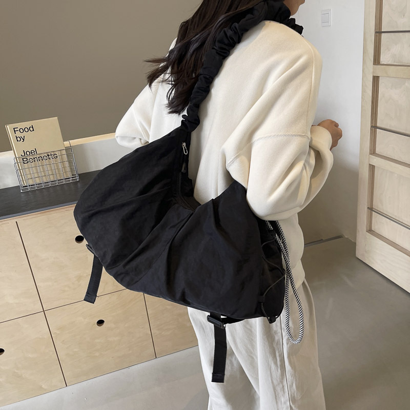 Large-capacity, fashionable and lightweight single-shoulder bag, a small fitness bag for casual outings, and a lightweight yoga training bag for women Specification drawing