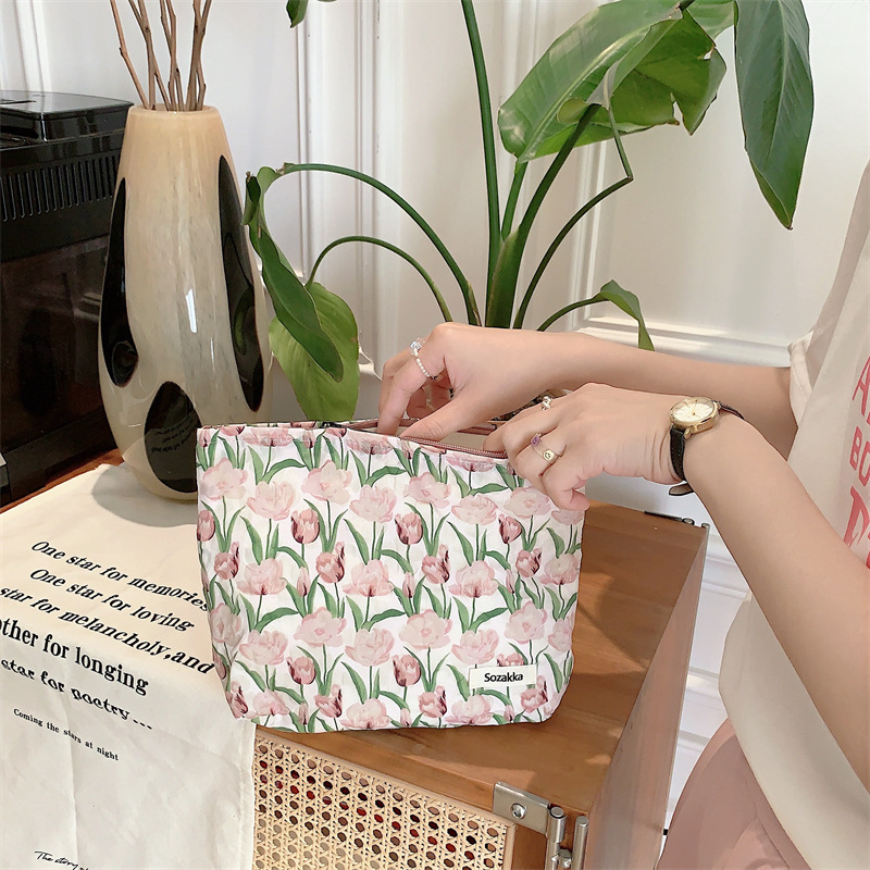 33191 Textured tulip makeup bag, skin care product storage bag, canvas inner liner, large capacity clutch, versatile for women Application Scenario