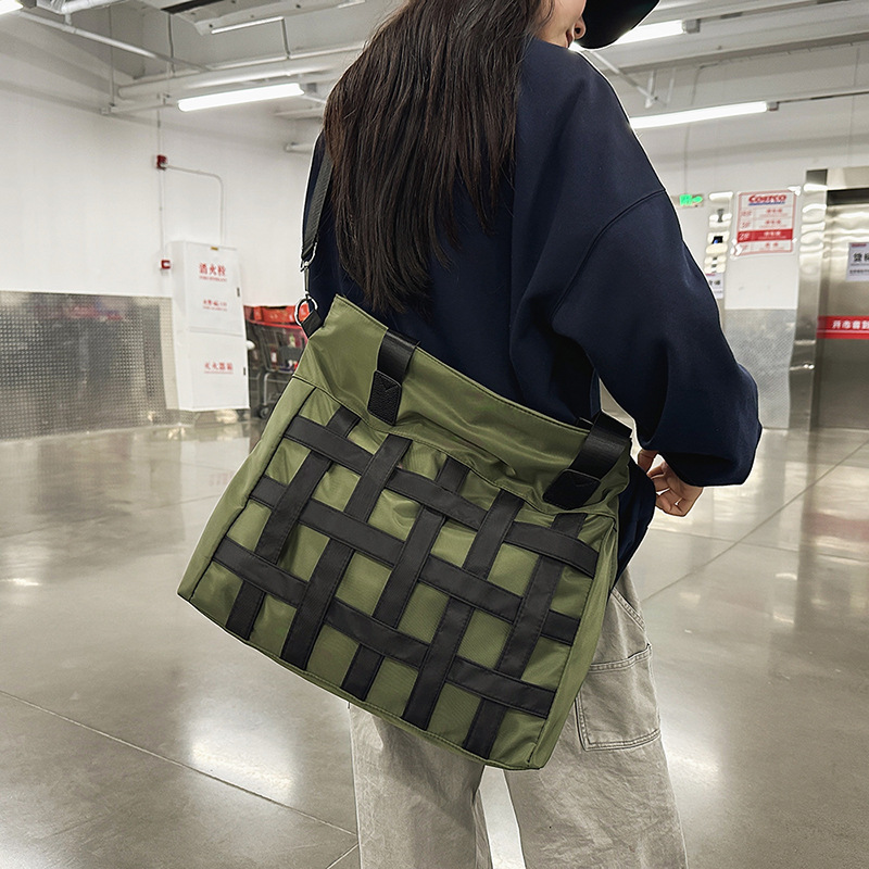 Korean-style trendy large-capacity tote bag, nylon lightweight and durable crossbody bag, men's and women's outdoor sports single-shoulder bag Specification drawing