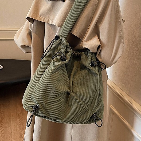 Niche large-capacity single-shoulder crossbody bag, corduroy drawstring lightweight tote bag, large-capacity casual and laid-back style bag Specification drawing