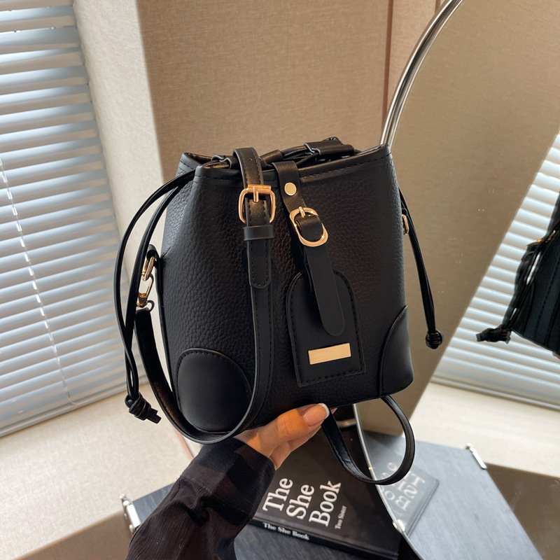 Retro and fashionable bucket bag for women, 2024 new trendy and versatile single-shoulder bag, a niche and high-end work and commuting bag for women details Picture