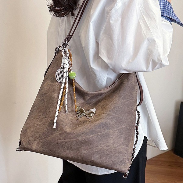 This is a new 2024 autumn and winter fashion and quality chain backpack with a multi-functional and large-capacity single-shoulder crossbody Application Scenario