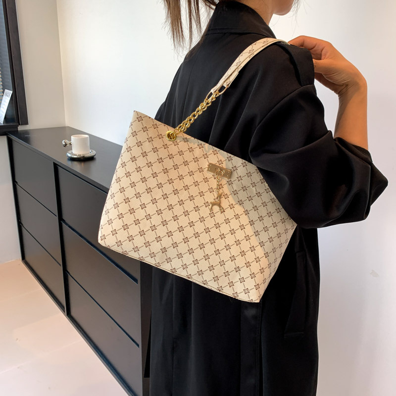 Large-capacity bag 2023 new style women's bag, fashionable commuting retro chain hand shoulder bag, printed tote bag Specification drawing