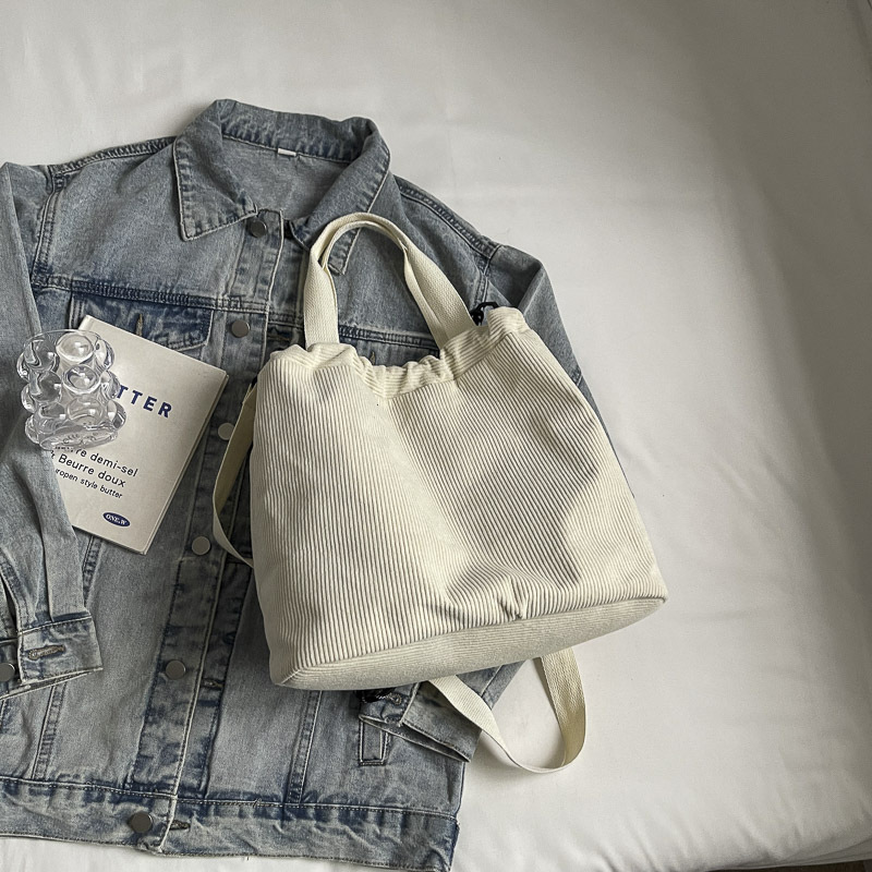 A new, stylish and versatile handbag for women in the winter of 2024, featuring a commuting and school style. It's a single-shoulder crossbody bag Specification drawing