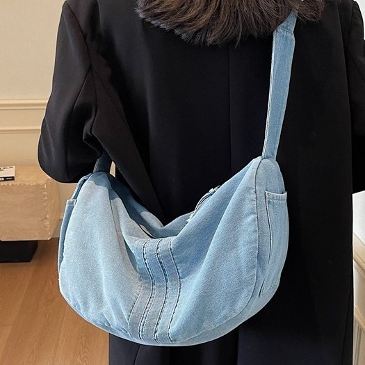 The new laid-back style women's denim single-shoulder bag is fashionable and versatile for autumn and winter, with a casual and high-end feel. It's a large-capacity crossbody bag full figure