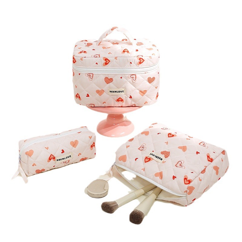Runhui Xin Zhi Hui Yu Makeup Bag: Fashionable quilted Makeup Bag, heart-shaped pattern Makeup bag, large capacity, high-end feel Item Picture