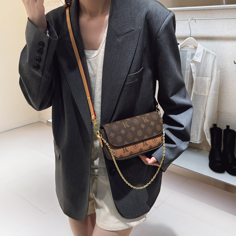 High-end printed bag for women, 2025 new style light luxury retro crossbody small square bag, fashionable chain single-shoulder armpit bag Application Scenario