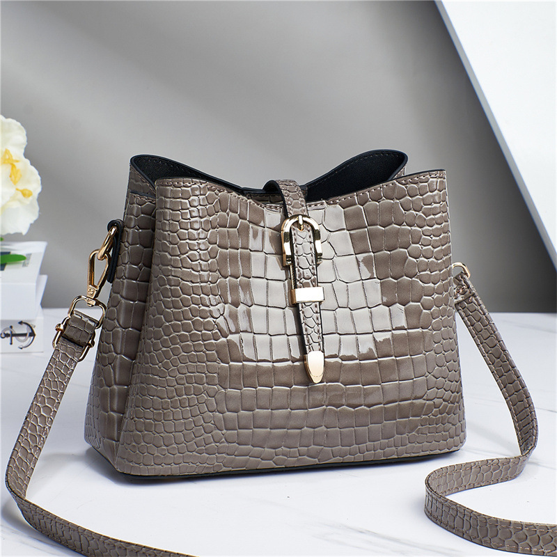 Shiny leather tote bag, simple and versatile, solid color crocodile pattern, large capacity Korean version hand-held shoulder crossbody bag consignment Application Scenario