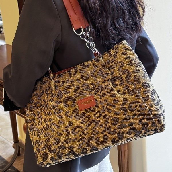 A simple and high-quality large-capacity bag for women, a new summer niche fashion bucket bag for women in 2025, a casual and versatile crossbody bag details Picture