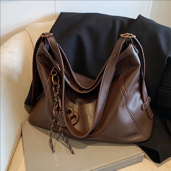 The 2024 new retro and versatile tote bag with a Korean-style, high-end and simple women's bag full figure