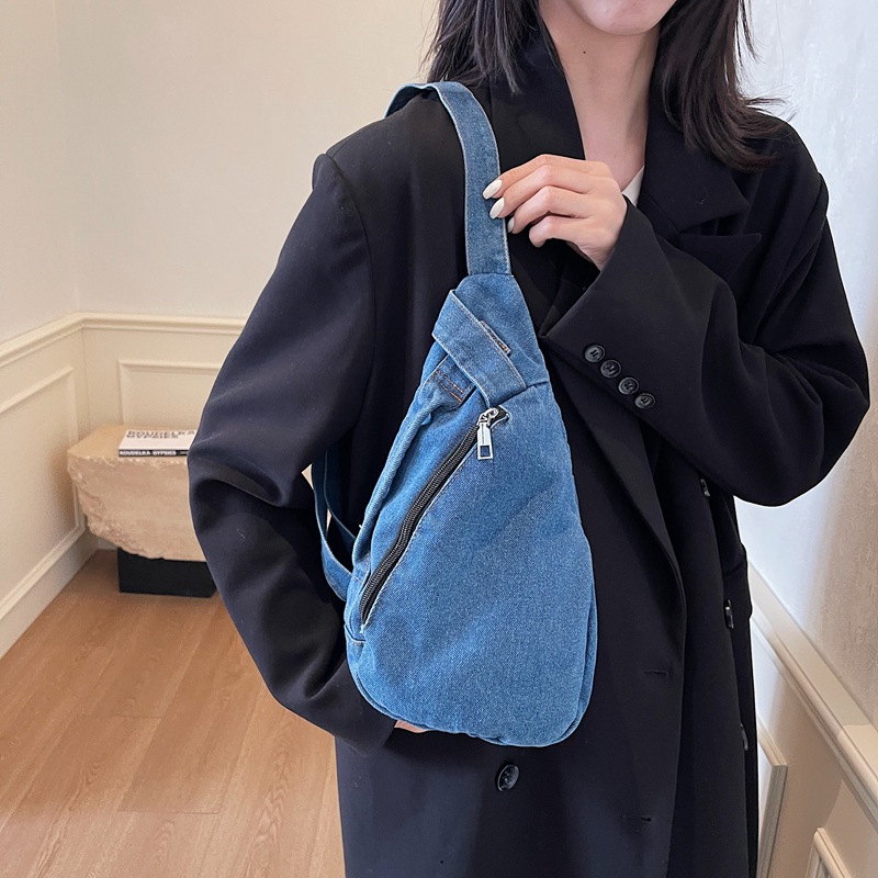 Denim fashion crossbody small bag for women 2024 new winter niche design Versatile chest bag for commuting single-shoulder bag details Picture