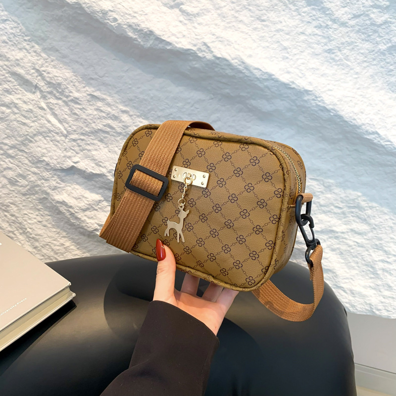 A niche design sense casual bag, a trendy square bag with a wide band, a new fashion single-shoulder crossbody bag for the autumn and winter of 2024 full figure